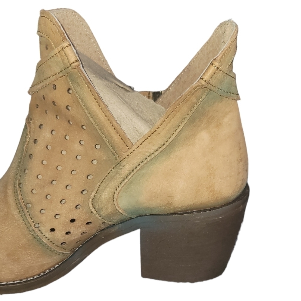 Circle G Distressed Leather Western Cutout Ankle Boots NWT - Picture 3 of 16